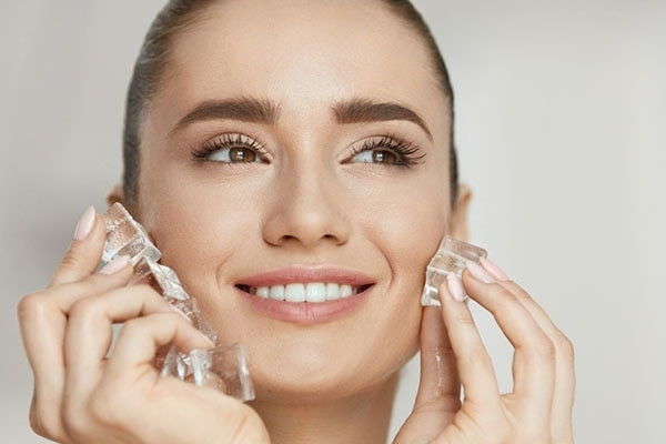 Chườm đá lạnh giúp giảm nếp nhăn mảnh. Ảnh Internet