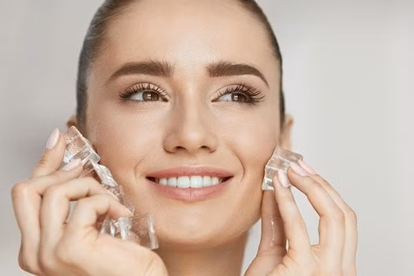 Chườm đá lạnh giúp giảm nếp nhăn mảnh. Ảnh Internet