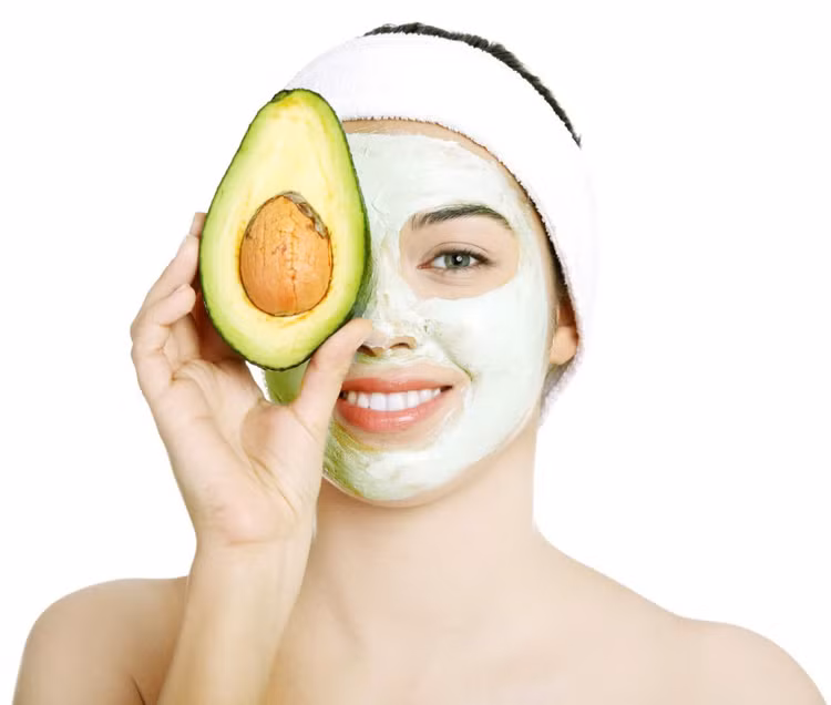 Đắp mặt nạ tự nhiên từ trái cây giảm nếp nhăn mắt và trán. Ảnh Internet