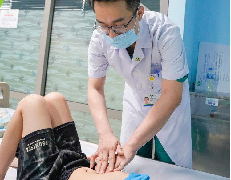 ThS.BS Nguyễn Minh khôi, thăm khám cho bệnh nhi tại Trung tâm Ngoại Tổng hợp. Ảnh BVCC