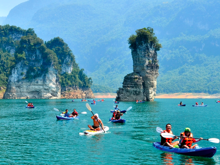 Trải nghiệm chèo Kayak trên hồ Na Hang. Ảnh Lion Trip