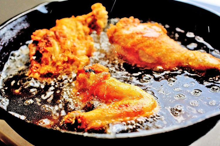 Đồ ăn nhiều dầu mỡ: Các món ăn chứa nhiều dầu mỡ như khoai tây chiên, gà rán, pizza, hamburger,… nói chung là các loại thức ăn nhanh sẽ khiến cho cơ thể cảm giác bị đầy bụng, gây ảnh hưởng đến quá trình tiêu hóa của dạ dày và sức khỏe về mặt lâu dài. Ảnh minh họa