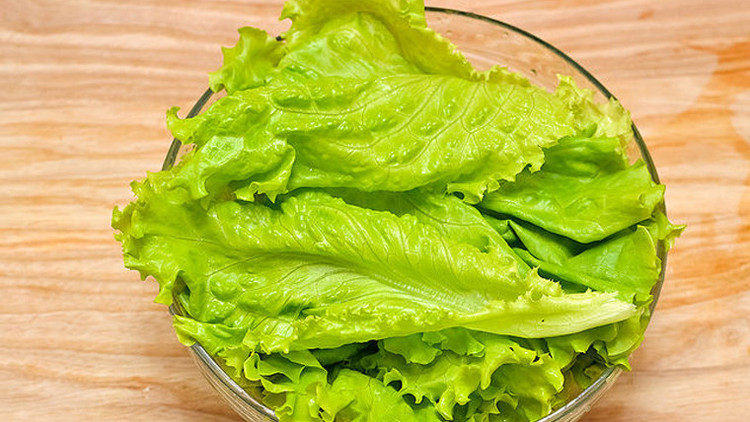 Những người không nên ăn rau xà lách