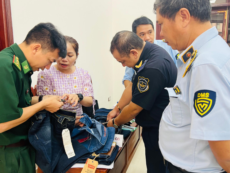 Chuyên viên Hiệp hội VACIP hướng dẫn phân biệt hàng thật, hàng giả một số nhãn hiệu nổi tiếng.