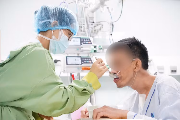 Anh L.A.H vẫn đang được chăm sóc hậu phẫu. Ảnh BVCC