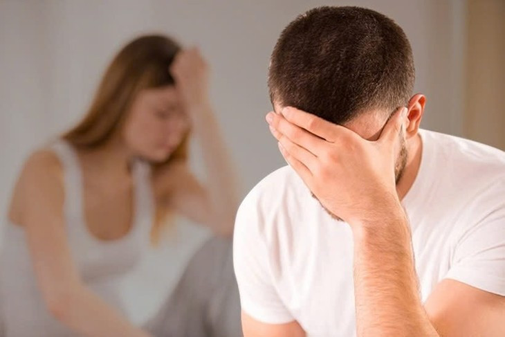 Stress không kiểm soát, lười vận động, lạm dụng rượu bia và thuốc lá, ăn uống thiếu khoa học... là những nguyên nhân tiềm ẩn làm giảm khả năng sinh lý ở nam giới. Ảnh minh họa
