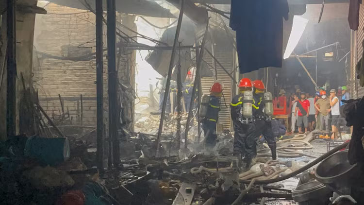 Lực lượng cảnh sát phòng cháy, chữa cháy kịp thời dập tắt đám cháy.