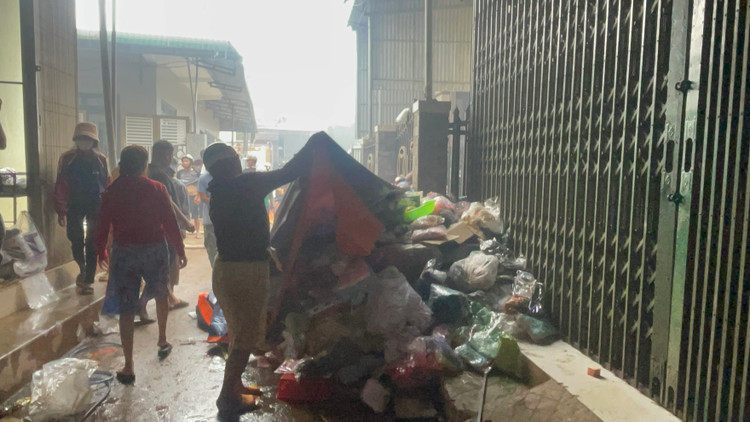 Nhiều tiểu thương nhanh chóng di dời hàng hoá tránh bị cháy lan.