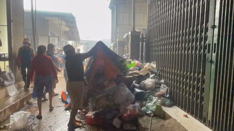 Nhiều tiểu thương nhanh chóng di dời hàng hoá tránh bị cháy lan.