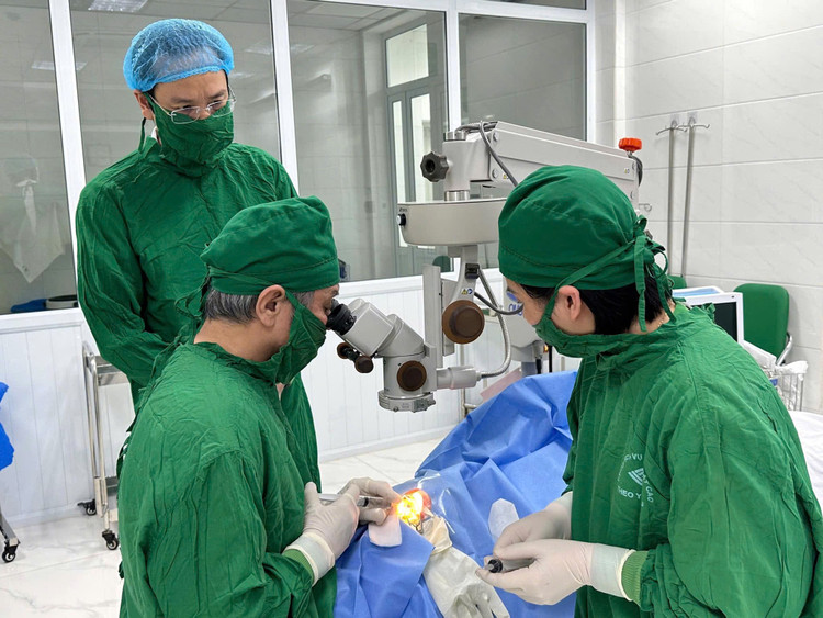 Các bác sĩ BV Mắt Hải Phòng mổ cấp cứu bệnh nhân bị vỡ nhãn cầu. Ảnh BVCC