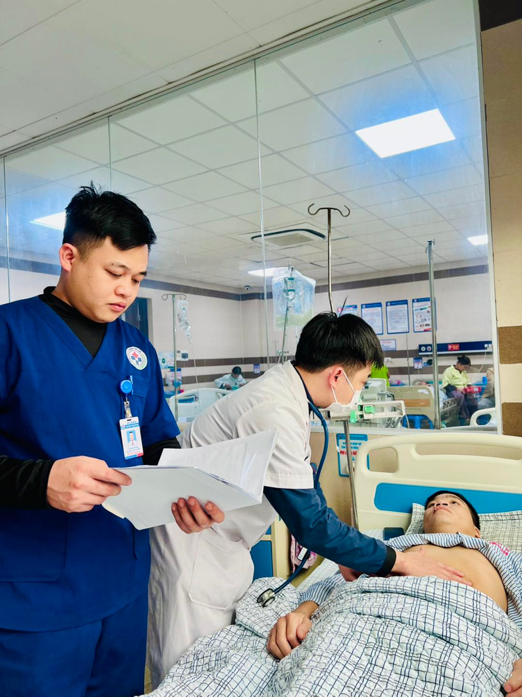 Bác sĩ thăm khám cho bệnh nhân. Ảnh TTYT huyện Tân Sơn