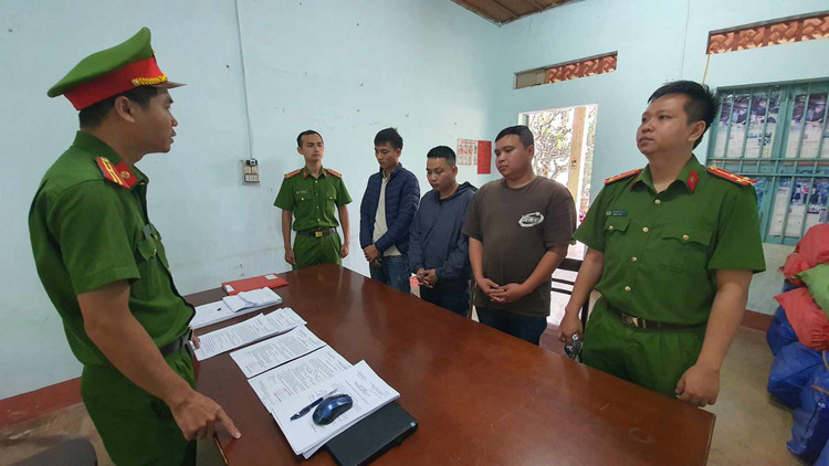 Cơ quan điều tra khởi tố bị can, bắt tạm giam 3 đối tượng để điều tra về hành vi giết người. Cơ quan điều tra khởi tố bị can, bắt tạm giam 3 đối tượng để điều tra về hành vi giết người.