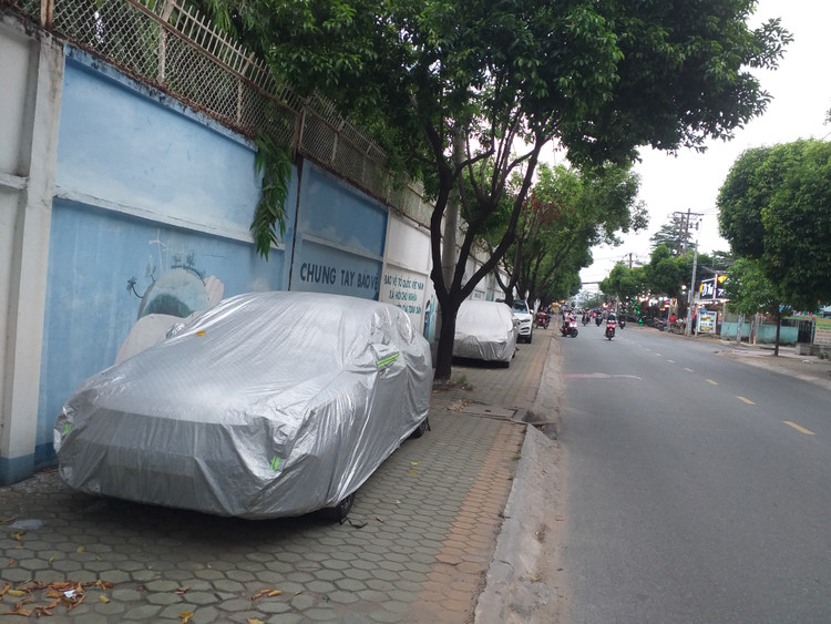 Không ít vỉa hè đường phố còn có những chiếc xe ô tô trùm mền dừng đỗ suốt ngày đêm, ảnh chụp trên đường Phan Chu Trinh, TP Thủ Đức, TP HCM