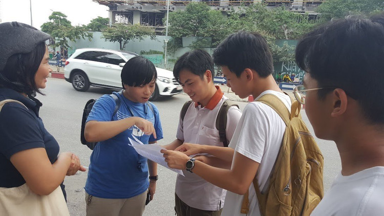 Thầy Võ Quốc Bá Cẩn đưa học sinh thi vào lớp 10 tại điểm thi Trường THPT chuyên Amsterdam, Hà Nội, chờ các em kết thúc môn thi rồi cùng học trò rà lại đáp án - Ảnh: Mai Nguyễn.