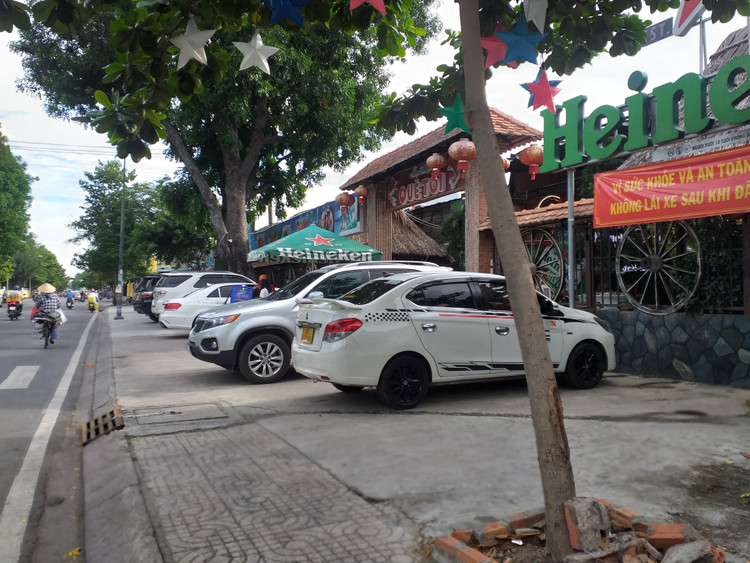 Ảnh chụp trên đường Tân Sơn, quận Tân Bình,TP HCM, khi rất nhiều xe thường xuyên dừng đỗ chiếm dụng phần vỉa hè của người đi bộ