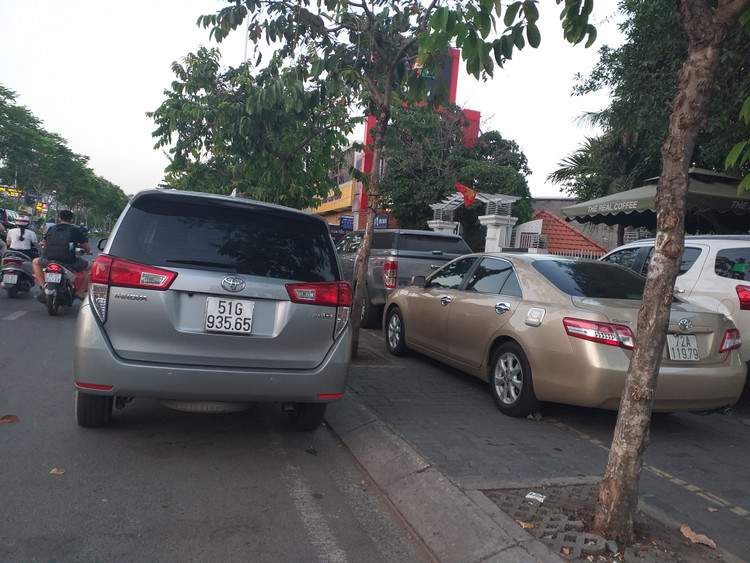 Ảnh chụp trên đường Trần Não, TP Thủ Đức, TP HCM, khi hàng ngày luôn có rất nhiều xe ô tô cá nhân dừng đỗ xe chiếm hết phần vỉa hè khiến khách bộ hành hết lối...