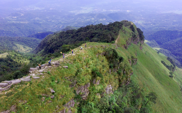 Sống lưng khủng long Mẫu Sơn nằm ở xã Mẫu Sơn, huyện Lộc Bình, tỉnh Lạng Sơn, nơi đây là con đường hẹp nằm trên đỉnh núi Cha có địa hình quanh co được tô xanh bởi những cánh rừng nguyên xanh ngát. Ảnh Hoàng Huy Sống lưng khủng long Mẫu Sơn nằm ở xã Mẫu Sơn, huyện Lộc Bình, tỉnh Lạng Sơn, nơi đây là con đường hẹp nằm trên đỉnh núi Cha có địa hình quanh co được tô xanh bởi những cánh rừng nguyên xanh ngát. Ảnh Hoàng Huy