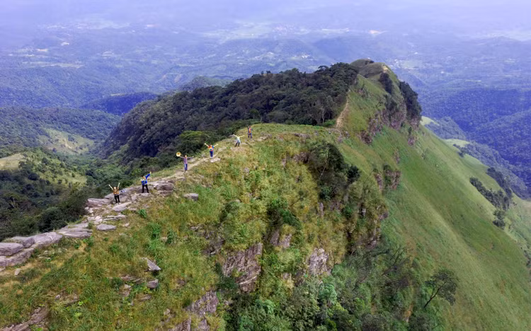 Sống lưng khủng long Mẫu Sơn nằm ở xã Mẫu Sơn, huyện Lộc Bình, tỉnh Lạng Sơn, nơi đây là con đường hẹp nằm trên đỉnh núi Cha có địa hình quanh co được tô xanh bởi những cánh rừng nguyên xanh ngát. Ảnh Hoàng Huy Sống lưng khủng long Mẫu Sơn nằm ở xã Mẫu Sơn, huyện Lộc Bình, tỉnh Lạng Sơn, nơi đây là con đường hẹp nằm trên đỉnh núi Cha có địa hình quanh co được tô xanh bởi những cánh rừng nguyên xanh ngát. Ảnh Hoàng Huy