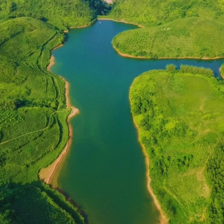 Hồ Xam Tạng hay còn gọi là Hồ Sam Tạng, là một hồ nước ngọt tự nhiên nằm trên địa bàn xã Noong Luông, huyện Mai Châu, tỉnh Hòa Bình. Hồ cách thị trấn Mai Châu khoảng 20 km, cách Hà Nội khoảng 140 km. Ảnh Chu Đức Giang