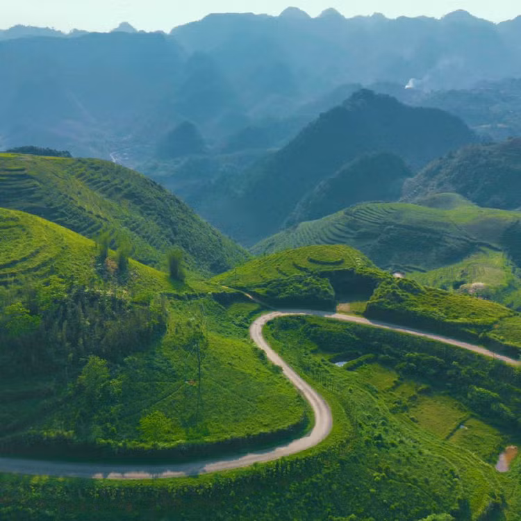 Xung quanh là những đồi bát úp tạo thành những thảo nguyên vô cùng bắt mắt. Xa Xa