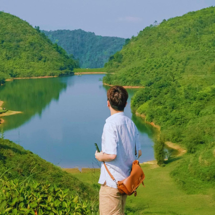 Để đến được hồ, bạn đi thẳng QL6 qua đèo Thung Khe rồi đi vào đường DT432B. Đường này xuyên qua những dãy núi đi sâu vào bên trong địa phận Noong Luông. Đi qua Pu Bin paradise sẽ đến khu vực hồ Sam Tạng. Nếu đi oto thì cắm trại được khoảng đất trống ở phía trên nhìn ra hồ. Còn nếu đi xe máy du khách sẽ có đường mòn men theo xuống bãi đất trống cạnh hồ. Ảnh DicungYang