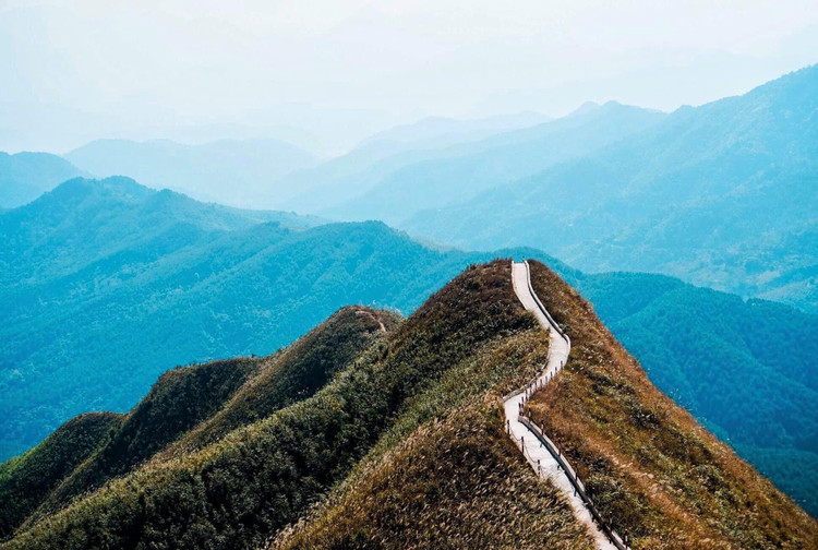 Để ngắm nhìn trọn vẹn khung cảnh hùng vĩ xen lẫn một chút thơ mộng của sống lưng Bình Liêu, bạn nên đến Bình Liêu vào tháng 10 đến tháng 11 hàng năm. Ảnh Sang Doang Dang Để ngắm nhìn trọn vẹn khung cảnh hùng vĩ xen lẫn một chút thơ mộng của sống lưng Bình Liêu, bạn nên đến Bình Liêu vào tháng 10 đến tháng 11 hàng năm. Ảnh Sang Doang Dang