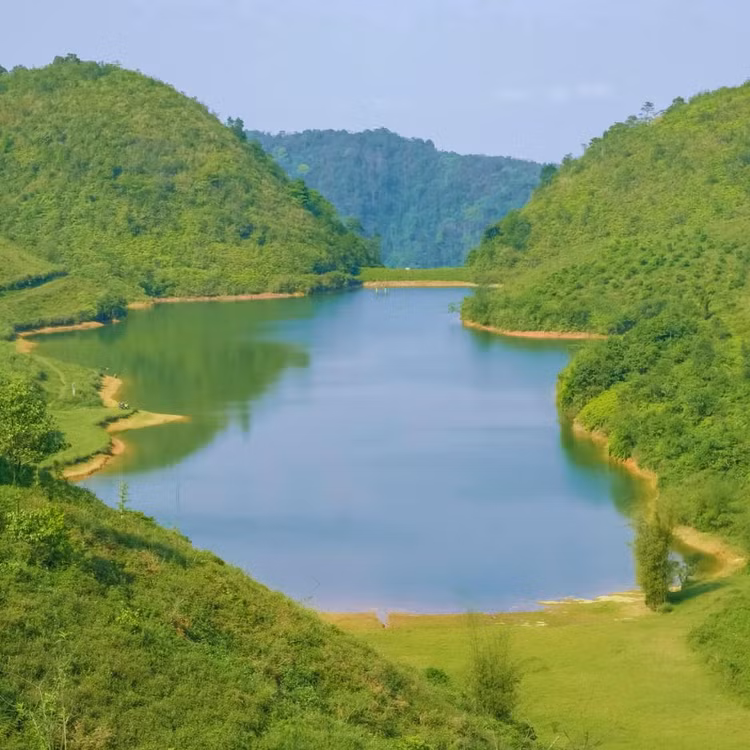 Hồ được bao bọc bởi những dãy núi đá vôi hùng vĩ. Mặt hồ phẳng lặng, trong xanh, soi bóng những ngọn núi và những hàng cây xanh rì. Ảnh Chu Đức Giang