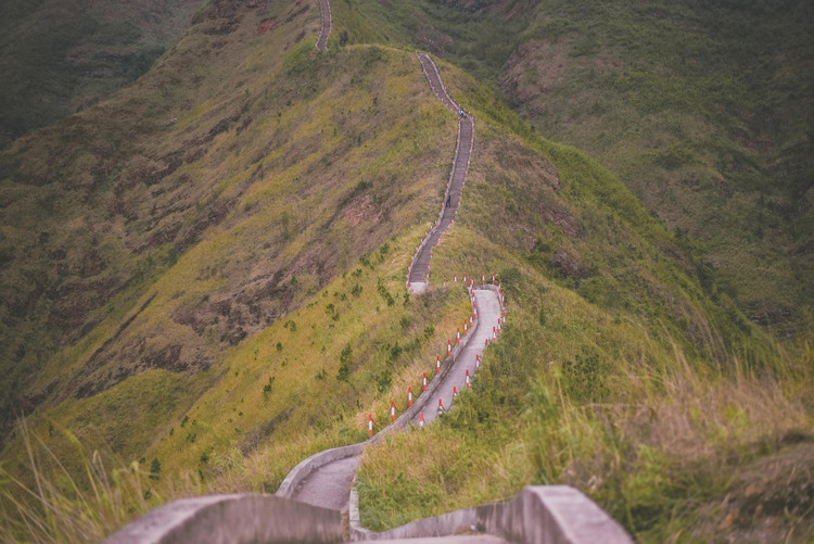 Cung đường sống lưng Bình Liêu nhỏ bé, đứng giữa nơi đây bạn sẽ cảm thấy mình như được ôm trọn bởi thiên nhiên, cây xanh và những đám mây. Ảnh Đăng Khoa Cung đường sống lưng Bình Liêu nhỏ bé, đứng giữa nơi đây bạn sẽ cảm thấy mình như được ôm trọn bởi thiên nhiên, cây xanh và những đám mây. Ảnh Đăng Khoa