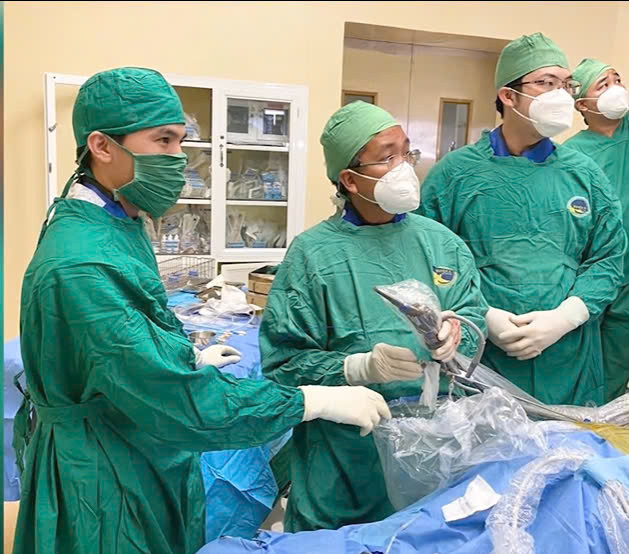 Bác sĩ bệnh viện nội soi cho bệnh nhân. Ảnh BVCC