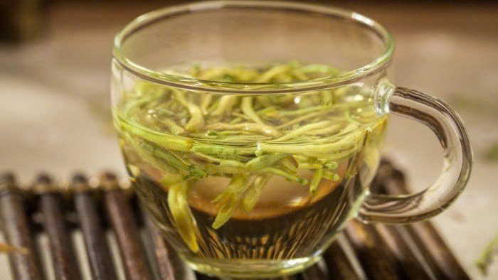 Giúp giảm mỡ máu: Kim ngân hoa chứa nhiều hoạt chất chống oxy hóa như flavonoid và saponin, giúp bảo vệ tế bào gan khỏi tổn thương do gốc tự do gây ra. Điều này gián tiếp hỗ trợ quá trình chuyển hóa mỡ trong gan, ngăn ngừa tích tụ mỡ thừa và giảm nguy cơ gan nhiễm mỡ, một yếu tố liên quan đến tăng mỡ máu. Ảnh minh họa