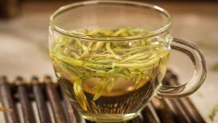 Giúp giảm mỡ máu: Kim ngân hoa chứa nhiều hoạt chất chống oxy hóa như flavonoid và saponin, giúp bảo vệ tế bào gan khỏi tổn thương do gốc tự do gây ra. Điều này gián tiếp hỗ trợ quá trình chuyển hóa mỡ trong gan, ngăn ngừa tích tụ mỡ thừa và giảm nguy cơ gan nhiễm mỡ, một yếu tố liên quan đến tăng mỡ máu. Ảnh minh họa