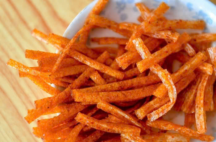 Đồ ăn vặt dùng quá nhiều gia vị: Gia vị cần thiết cho quá trình nấu ăn để gia tăng mùi vị, tuy nhiên nếu sử dụng quá nhiều sẽ gây ra một số tổn thương cho gan. Điều này chủ yếu liên quan đến một chất có trong gia vị - safrole. Safrole được liệt kê trong danh sách những chất gây ung thư. Nếu chỉ sử dụng một lượng nhỏ sẽ không gây ảnh hưởng đến cơ thể, tuy nhiên, trong thời gian dài, với sự tích tụ safrole trong gan sẽ dễ dẫn đến tổn thương, gây ra gan nhiễm mỡ và thậm chí là ung thư gan.