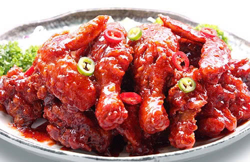 Đồ ăn cay: Đồ ăn cay không chỉ tác động tiêu cực tới hệ tiêu hóa mà còn là “kẻ thù” của gan. Khi chúng ta ăn quá cay, gan sẽ bị suy giảm chức năng, khả năng thải độc kém hơn. Không chỉ vậy, gan có thể cũng bị mắc các bệnh lý nghiêm trọng nếu như chúng ta duy trì lối sống không mấy lành mạnh này. Bởi vậy chúng ta có thể ăn cay nhưng chỉ nên coi nó là gia vị để món ăn thêm ngon chứ không được lạm dụng.