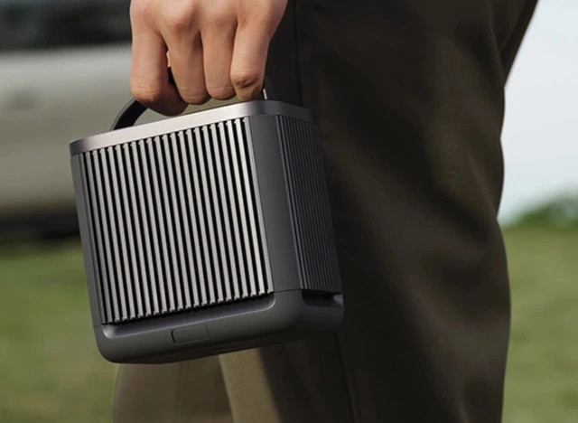 Loa có thời lượng pin 14 giờ, đạt chuẩn chống bụi và nước IP66 và tích hợp NFC để kết nối nhanh chóng. Ảnh HDVN