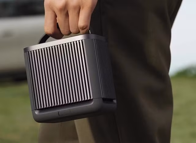 Loa có thời lượng pin 14 giờ, đạt chuẩn chống bụi và nước IP66 và tích hợp NFC để kết nối nhanh chóng. Ảnh HDVN