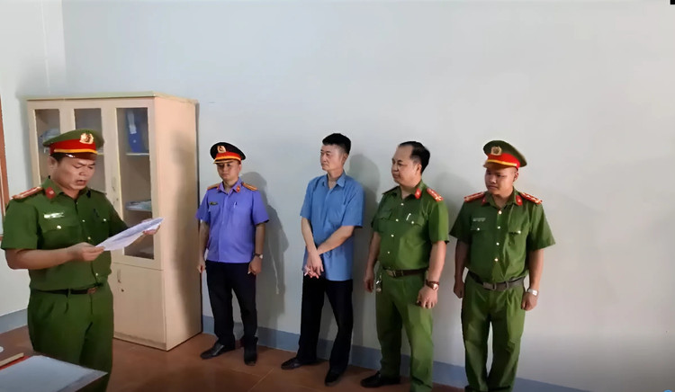 Cơ quan Công an huyện Ea Súp tống đạt quyết định khởi tố ông Lê Phạm Bình.