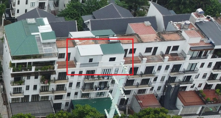 Nhiều ngôi nhà trong khu đô thị này được cơi nới, sữa chữa xây dựng phần lửng thành tầng tràn lan làm &quot;biến dị&quot; căn nhà. Phần lửng của ngôi nhà này (khoanh đỏ) đã được “hô biến” thành tầng.