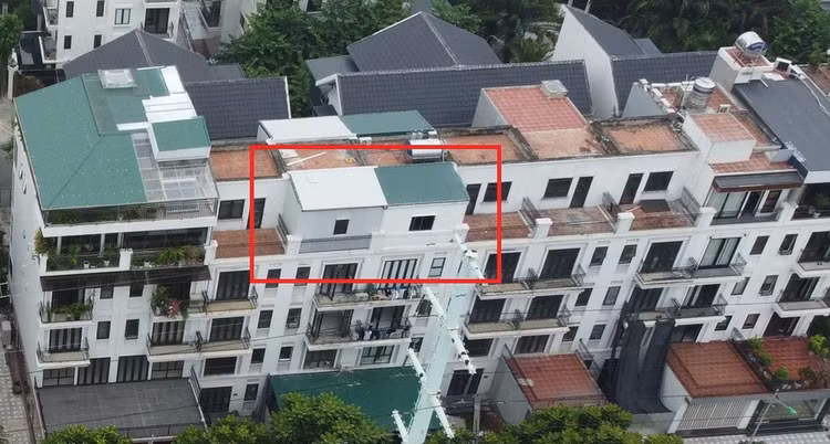 Nhiều ngôi nhà trong khu đô thị này được cơi nới, sữa chữa xây dựng phần lửng thành tầng tràn lan làm "biến dị" căn nhà. Phần lửng của ngôi nhà này (khoanh đỏ) đã được “hô biến” thành tầng.