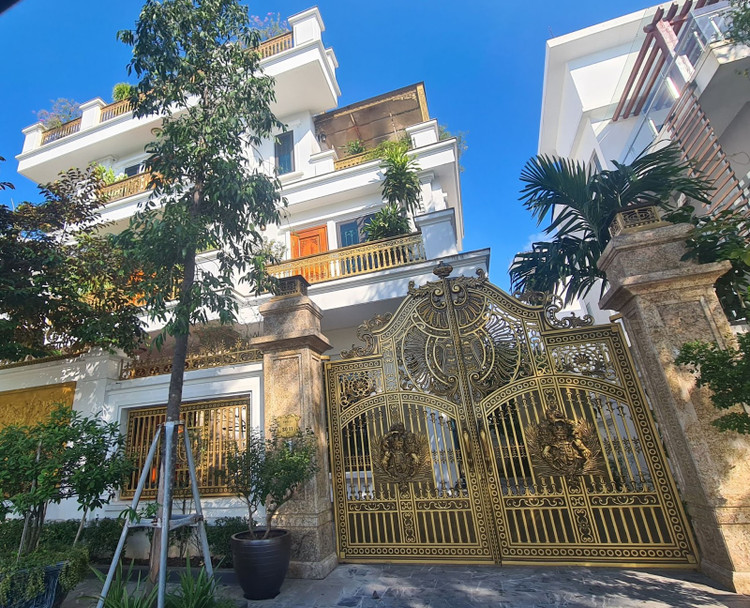 Tình trạng cơi nới, sửa chữa tum thành tầng cũng diễn ra tại một số dãy nhà liền kề khác. Ngôi nhà hoàn thiện, sơn màu nổi bật, thiết kế khác biệt so với những căn nhà bên cạnh.