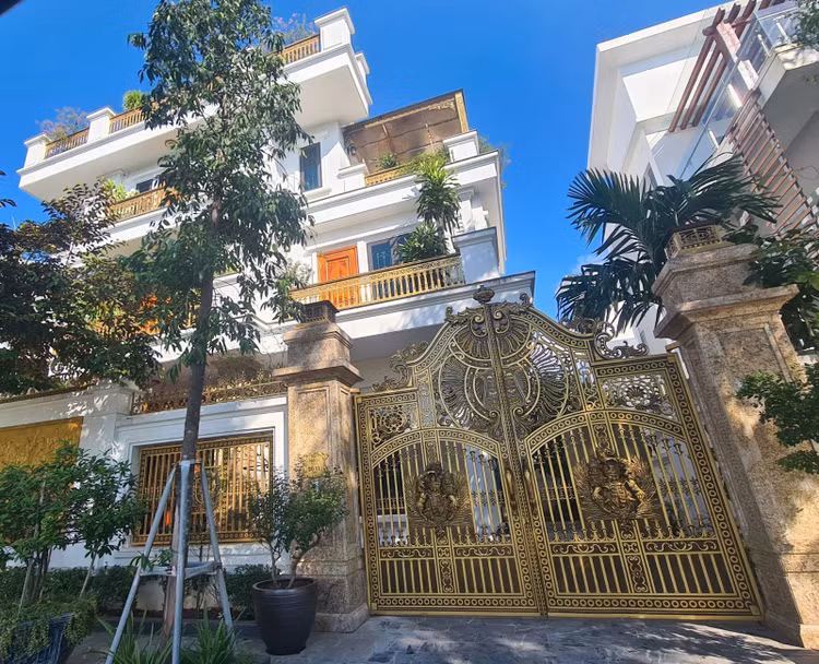 Tình trạng cơi nới, sửa chữa tum thành tầng cũng diễn ra tại một số dãy nhà liền kề khác. Ngôi nhà hoàn thiện, sơn màu nổi bật, thiết kế khác biệt so với những căn nhà bên cạnh.