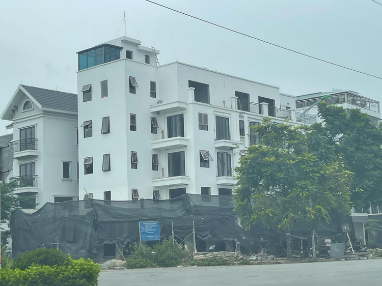 Thông tin với PV, một lãnh đạo phường Xuân Phương (quận Nam Từ Liêm, TP Hà Nội) cho biết, công trình này chỉ được cấp phép 4 tầng 1 lửng. Trong quá trình thi công, chủ nhà có sai phần tum. Phường Xuân Phương đã lập biên bản vi phạm trật tự xây dựng. Ghi nhận của PV cũng cho thấy, công trình này đã hoàn thiện toàn bộ phần thô. Đáng chú ý, công trình vi phạm chỉ nằm cách trụ sở phường Xuân Phương chưa đầy 300 m.
