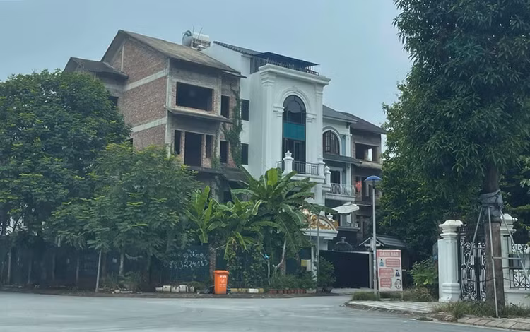 Các công trình này vốn chỉ được phép xây dựng 4 tầng 1 lửng, nhưng phần lửng nhiều nhà đã được gia chủ "biến" thành tầng, nhằm gia tăng diện tích sử dụng.