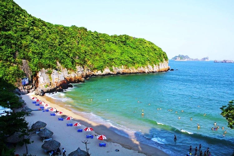 Bãi tắm Cát Bà. Nguồn ảnh: Tâm Linh. Bãi tắm Cát Bà. Nguồn ảnh: Tâm Linh.