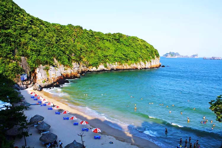 Bãi tắm Cát Bà. Nguồn ảnh: Tâm Linh. Bãi tắm Cát Bà. Nguồn ảnh: Tâm Linh.