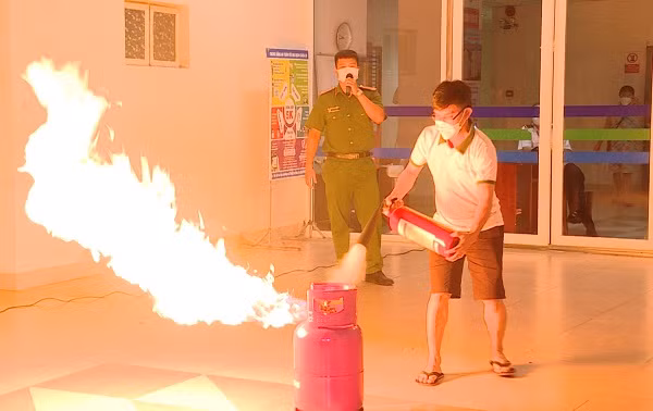 Không chỉ tìm hiểu kỹ về các thiết bị chữa cháy, mỗi khách hàng cần tự trang bị kiến thức PCCC, kỹ năng sử dụng các thiết bị này để bảo đảm an toàn cho mình và gia đình. Không chỉ tìm hiểu kỹ về các thiết bị chữa cháy, mỗi khách hàng cần tự trang bị kiến thức PCCC, kỹ năng sử dụng các thiết bị này để bảo đảm an toàn cho mình và gia đình.