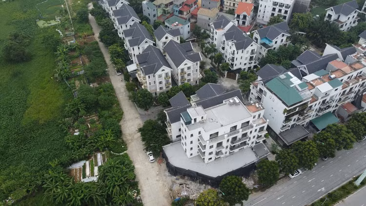 Tại một dãy nhà liền kề nằm ở góc đường “FORESA 4” trong khu đô thị Xuân Phương (phường Xuân Phương, quận Nam Từ Liêm, Hà Nội), nhiều công trình được cơi nới, cải tạo, không phù hợp với quy hoạch, vi phạm trật tự xây dựng.