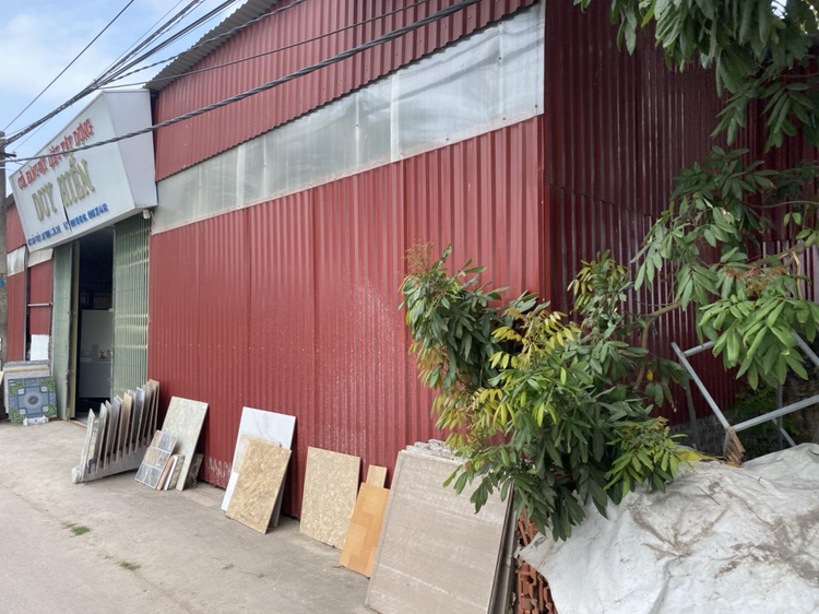 Nhà xưởng kiên cố được dựng lên tại đường liên thôn (Đường TL281).