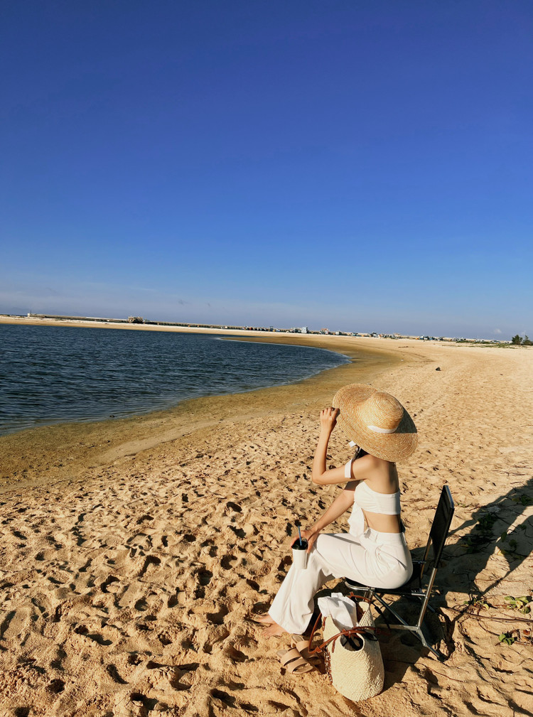 Bãi cát trắng, mịn trải dài lấp lánh dưới ánh nắng dịu nhẹ