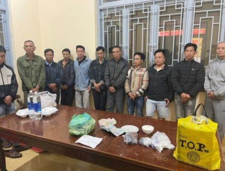 Các đối tượng đánh bạc tại huyện Ea Kar.