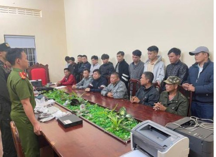 Các đối tượng đánh bạc trong hội chợ tại xã Ea Phê.